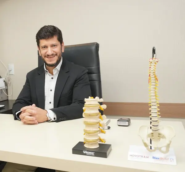 Dr. Aurélio Felipe Arantes - Ortopedista Especialista em Coluna