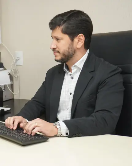 Dr. Aurélio Arantes - Formação e Títulos